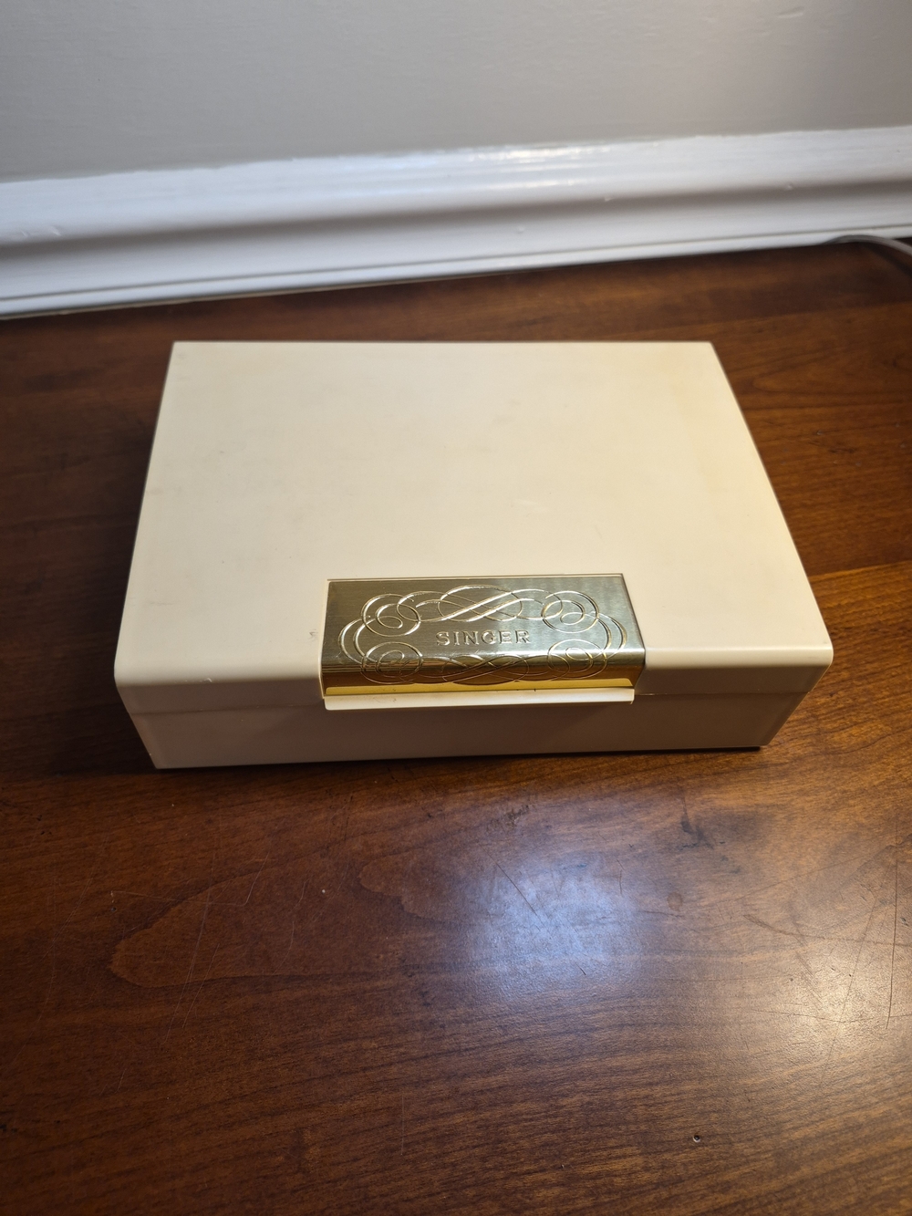 Vintage Singer Cream COLOR  Sewing Accessory Box & A Few Accessories Gold Accent